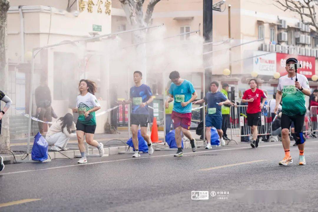 2024上海苏州河半程马拉松赛跑进烟火里耀动申活力