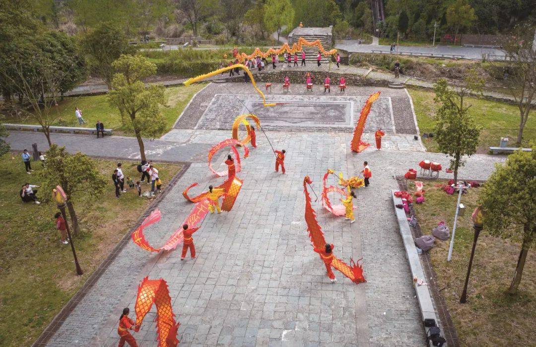 永新县巾帼志愿者协会开展追寻红色记忆舞动中国梦的灵魂舞龙活动