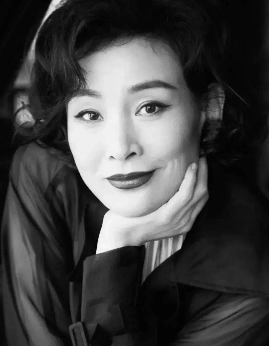 不过,陈冲却并没有走父辈的老路,从小就非常喜欢才艺表演的她,15岁时