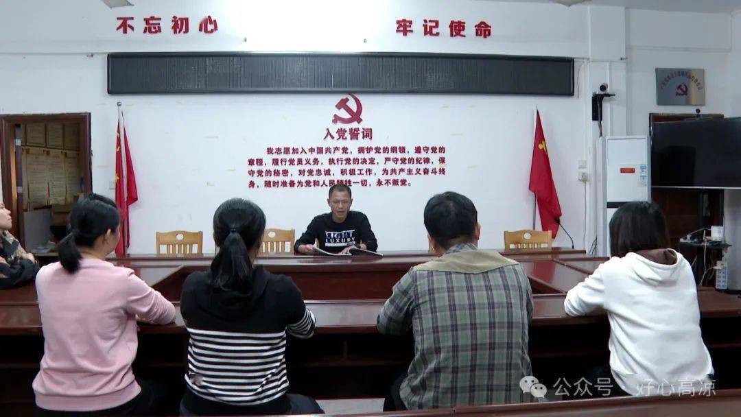 在百千万工程一线的村书记李树明致力建设宜居宜业和美乡村提升群众