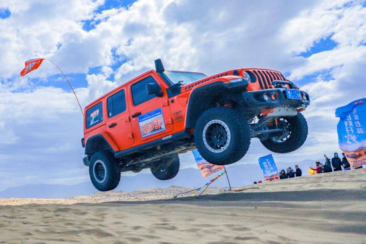 丝路山水壮美巴州2024新疆博斯腾湖沙漠汽车越野赛盛大开幕