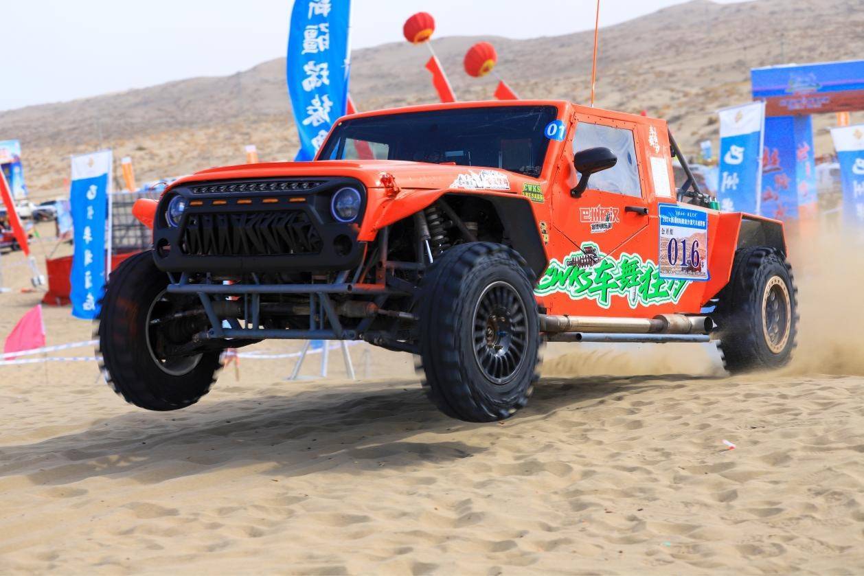 丝路山水壮美巴州2024新疆博斯腾湖沙漠汽车越野赛盛大开幕