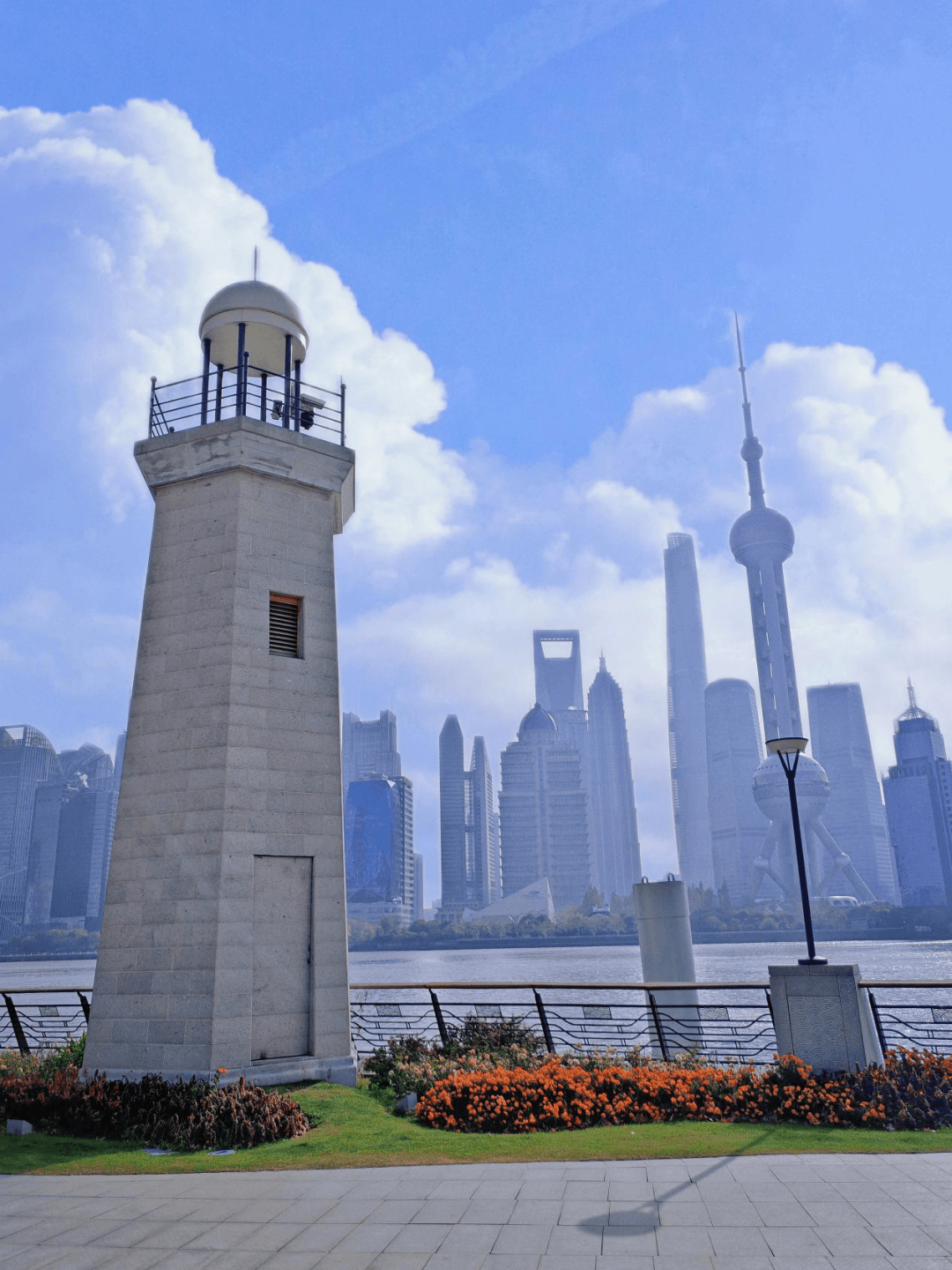 北外滩国客中心景区内的初心灯塔,也就是虹口港海事塔,这座塔的前身为