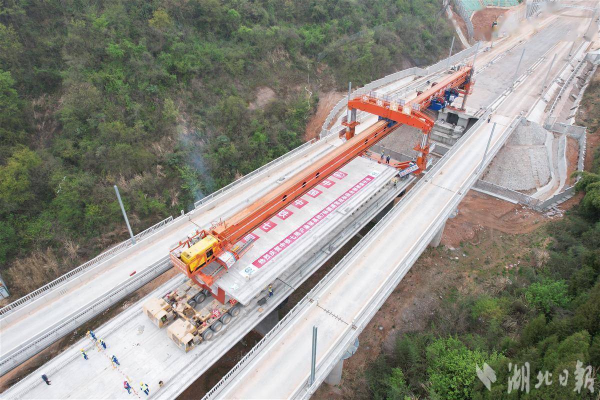 沿江高铁周家咀特大桥架梁完成