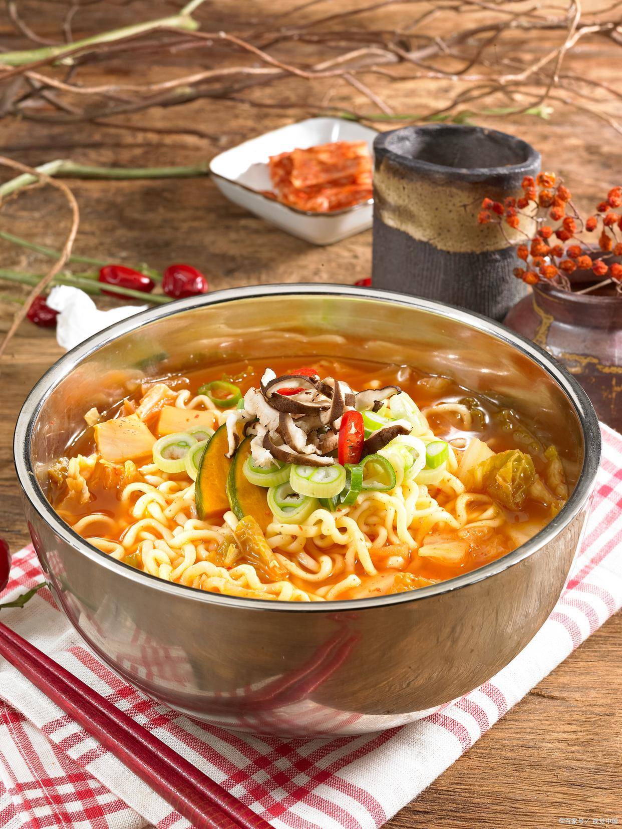 原创中国人吃泡面几分钟就吃完而韩国人却要很长时间这为什么