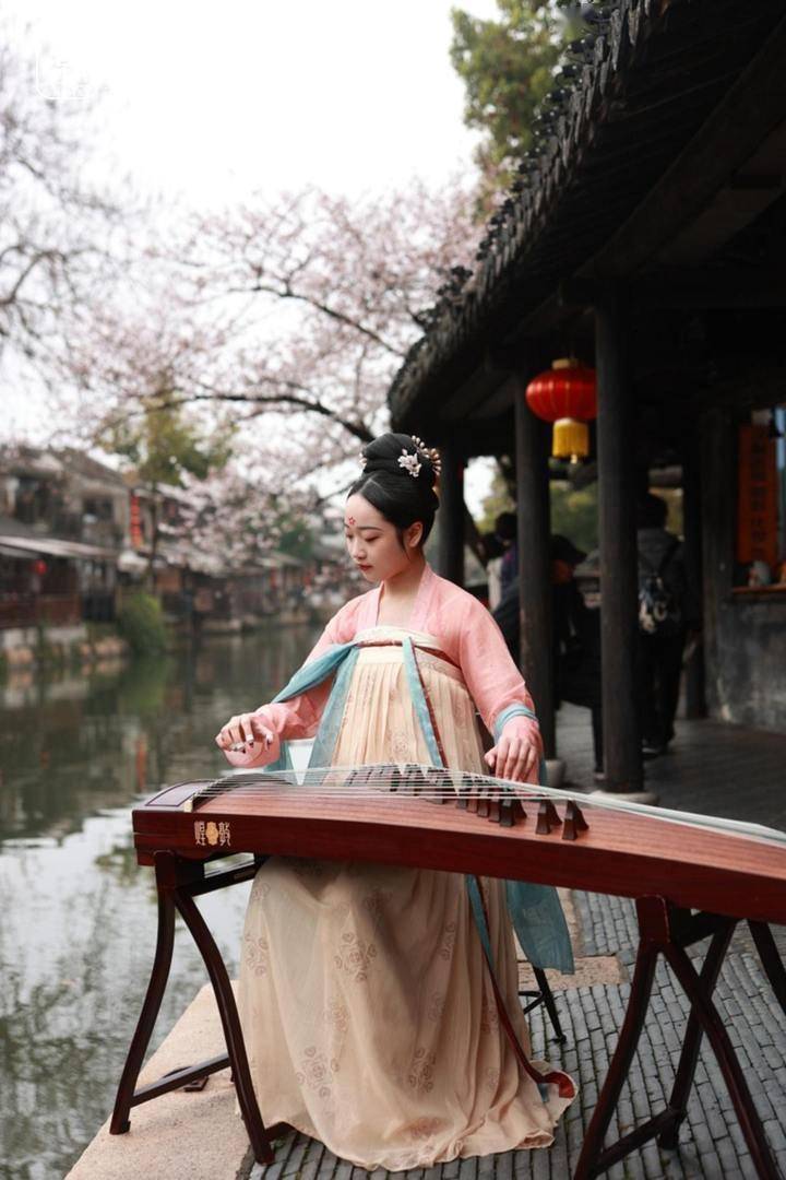 古画古镇,移步换景,可以cosplay(复刻)唐代画家张萱《虢国夫人游春图