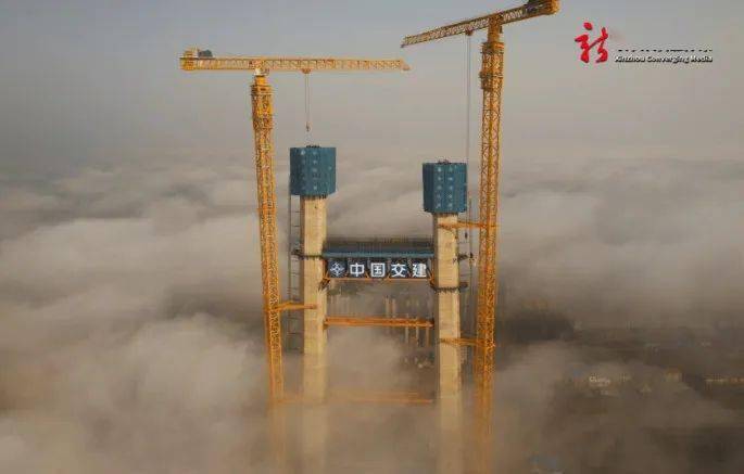 双柳长江大桥北岸主塔节节生长