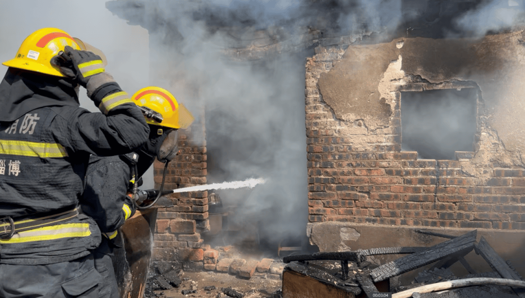 侦察救人灭火随后消防员一边对火灾现场警戒他的老伴由于行动不便还困