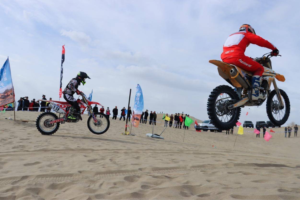 "丝路山水·壮美巴州"2024新疆博斯腾湖沙漠汽车越野赛盛大开幕_比赛