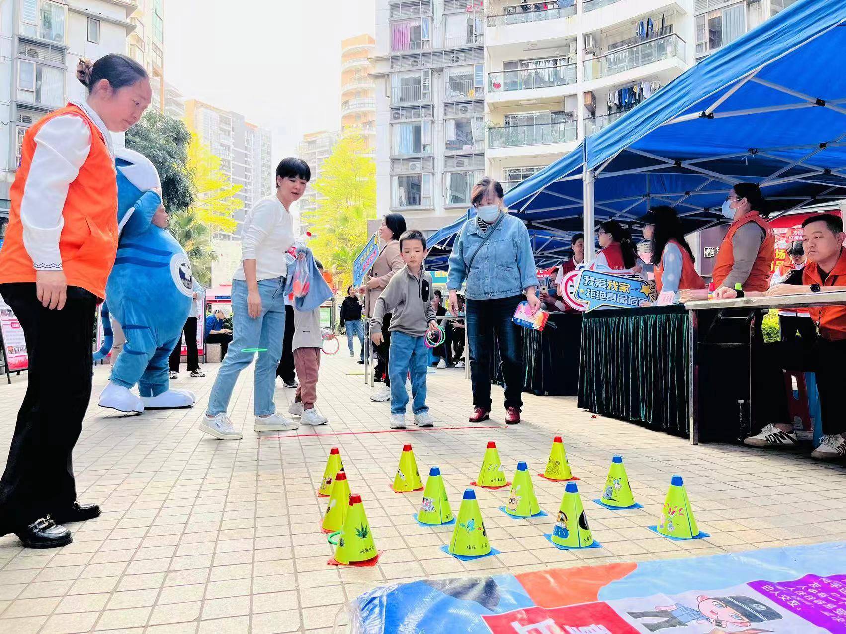 仪式上,宝安区禁毒办副大队长邓晓勇表示,禁毒社会工作是禁毒工作不可