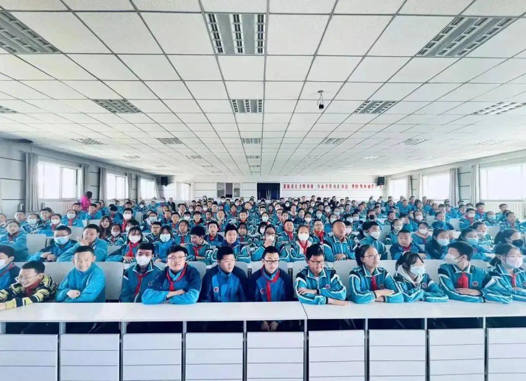 乌海市3月25日,乌海市禁毒办走进市第六中学,开展"青春无毒梦,法治伴