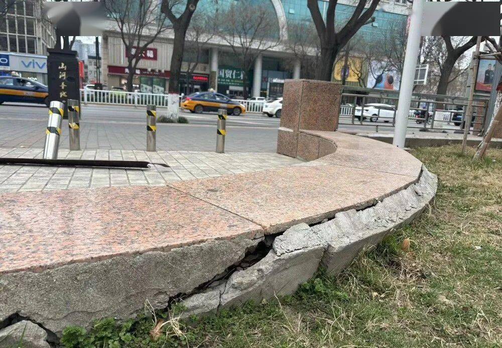 市民称临渭区中心广场花坛多处破损,希望早日维修处理_休闲_渭南_裂缝