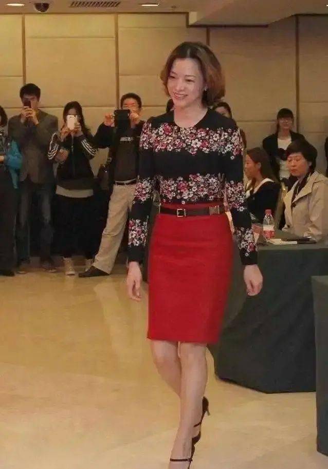 没美颜加持董卿脸上毛孔这么粗大素颜跟舞台上判若两人跟路边大妈一样