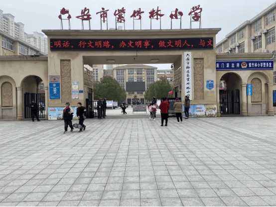 六安市裕安区紫竹林小学考点情况:校内不提供停车位,附近停车位较少.