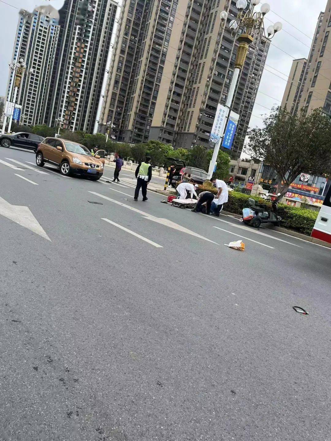 三轮老人车与一粤a日产suv贤德西路与兴业大道交汇路口今天上午大约10