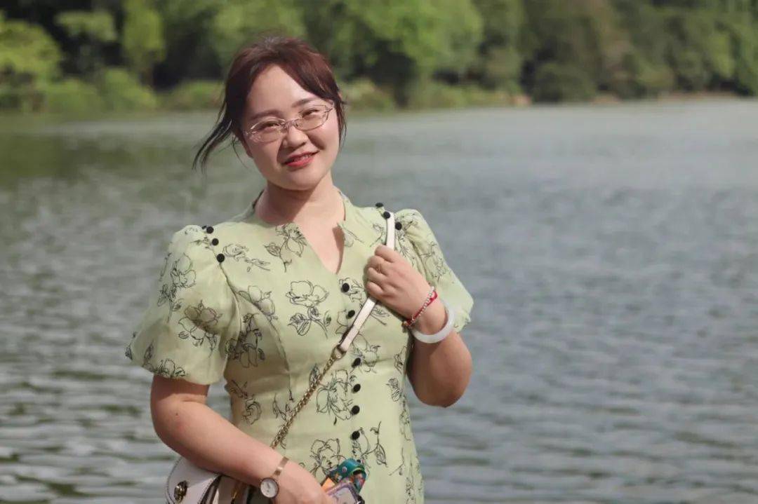 孝义五中优秀党员教师李红霞教以致远育梦成花研以用心提灯引路