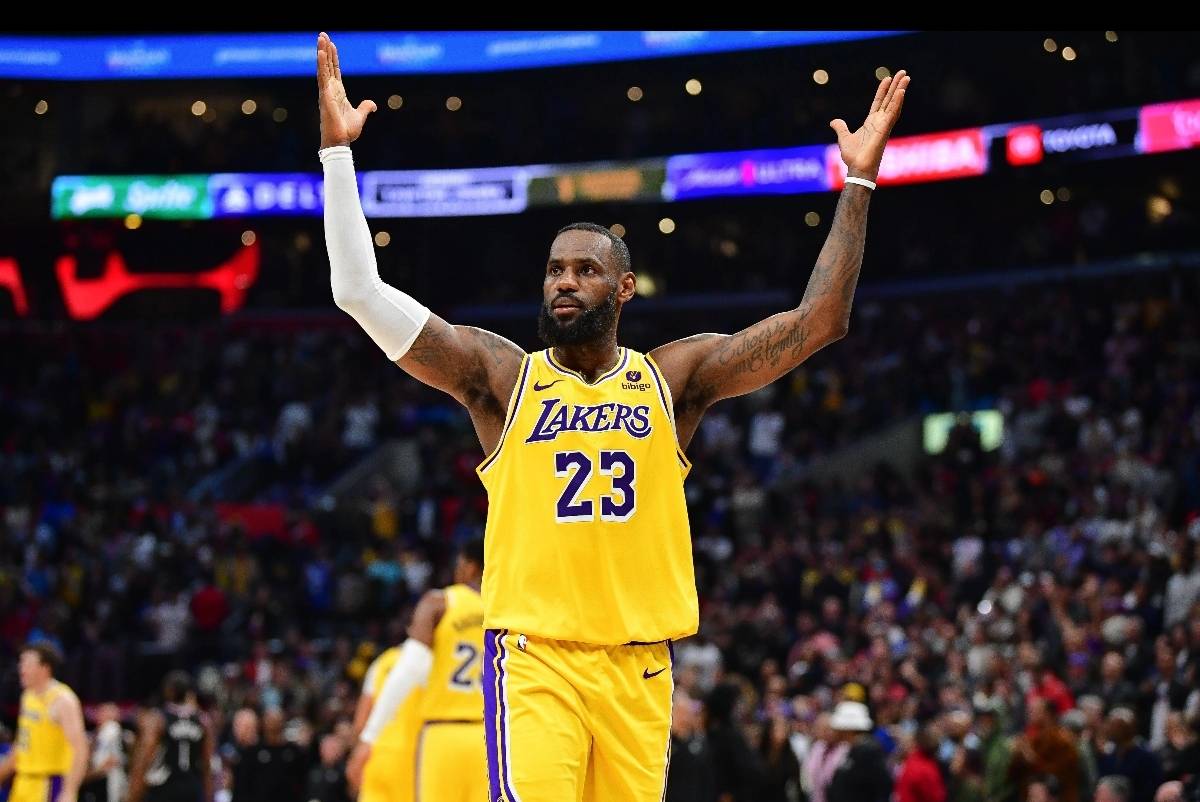 在上场湖人150-145险胜步行者的比赛里,詹姆斯全场出战38分钟,19投8中