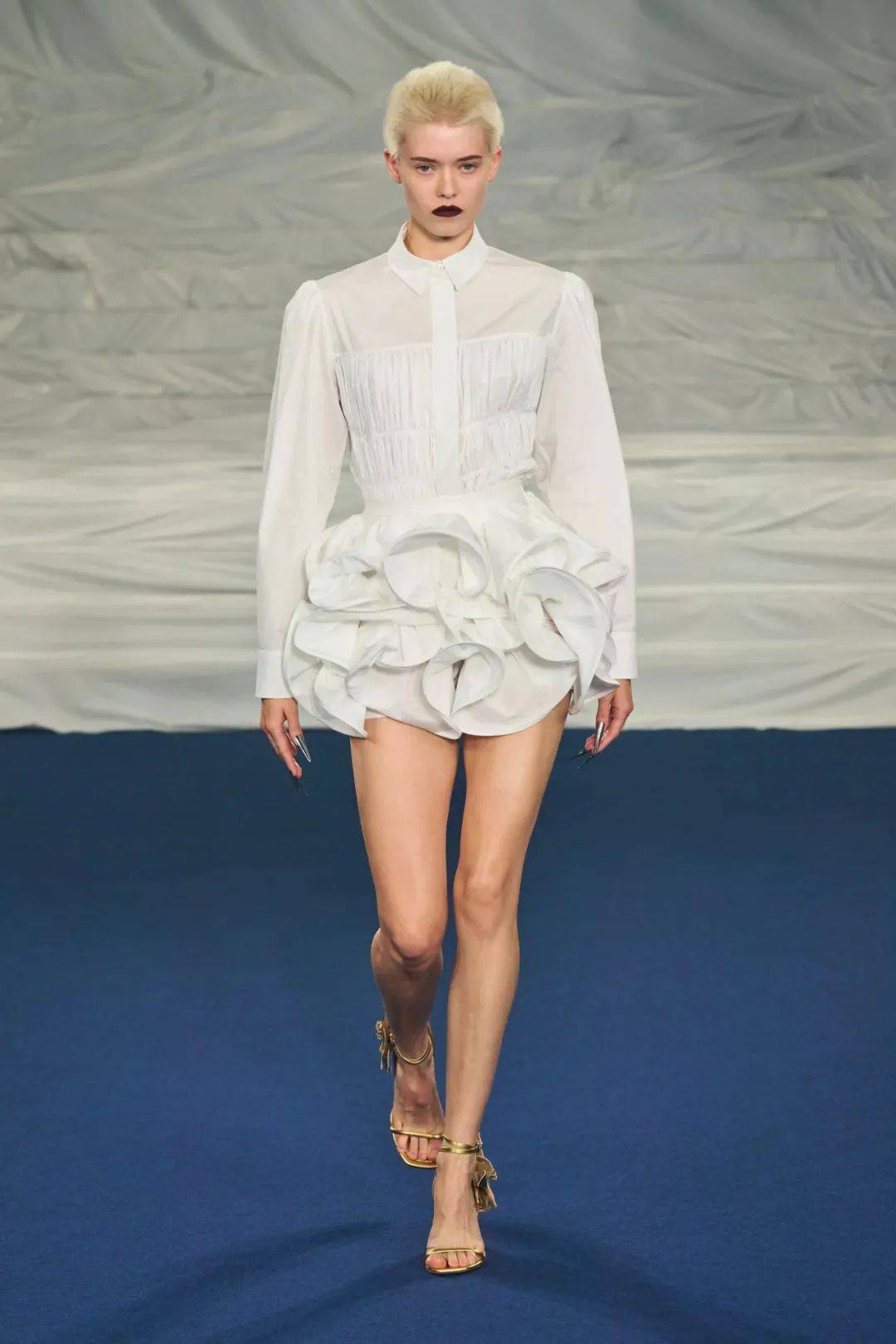 在选择白衬衫时,并不一定要拘泥于传统的正式职场款式.