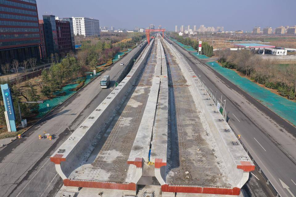 大批工人正在进行地铁基础施工