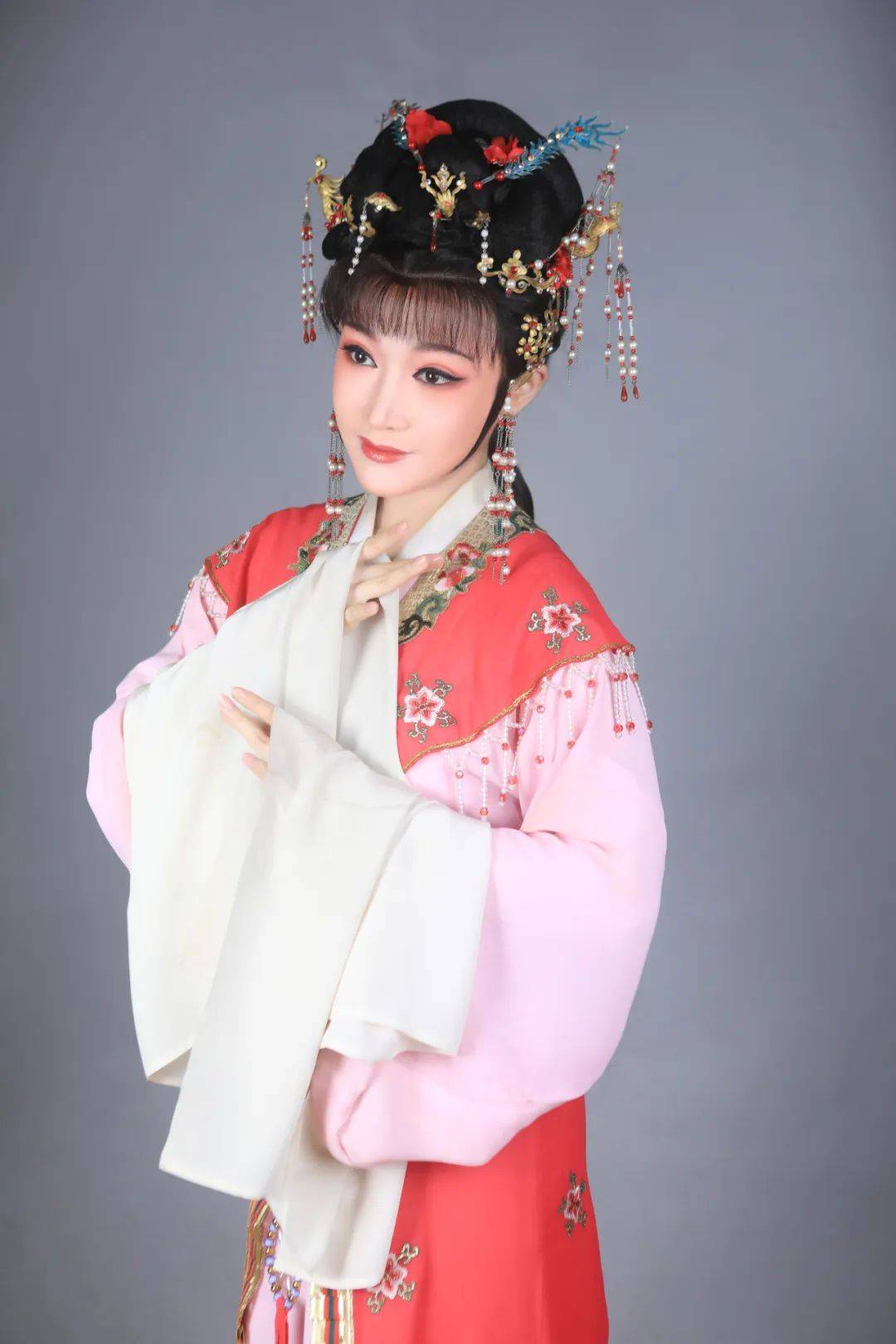 杨韵儿,毕业于上海戏剧学院,工花旦,承傅(全香)派,师承著名演员陈颖