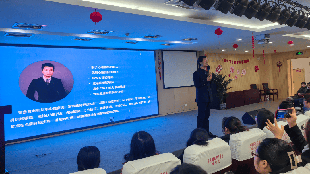 左右滑动查看更多愿其未来如锦绣,共襄家教话绵长讲座结束,家长们意犹