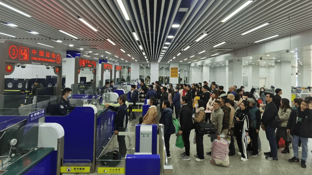 创新高东兴口岸日出入境旅客突破3万人次