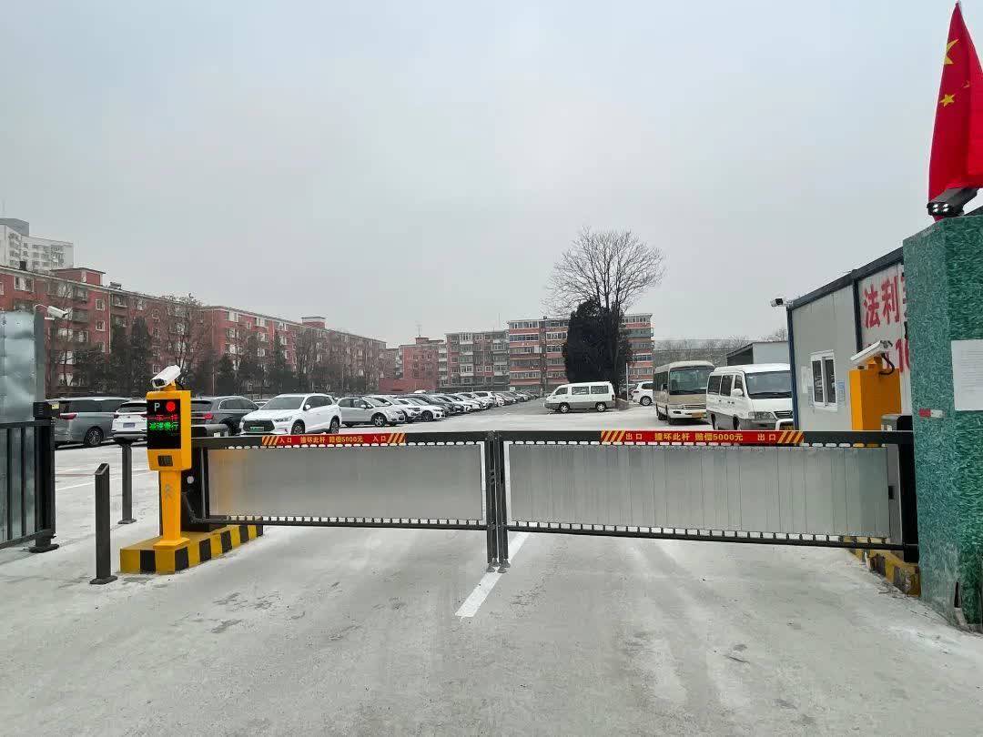 解决千余户居民停车难题_西罗园街道_四路通社区_停车位