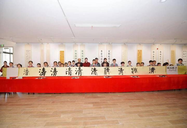 在一撇一捺中感受文化五所学校联手举办书法展