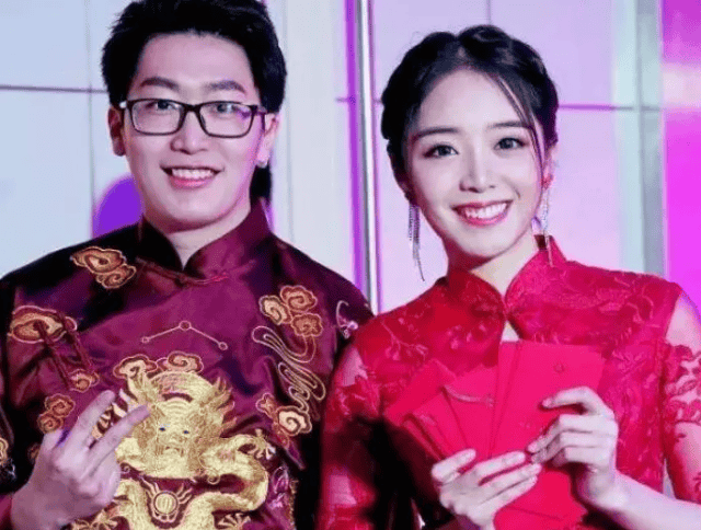 余霜疑似整容失败面部僵硬