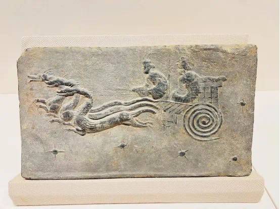 【万点文创】东汉骖龙雷车画像砖镀金纪念章_太阳_汉代_四川博物院