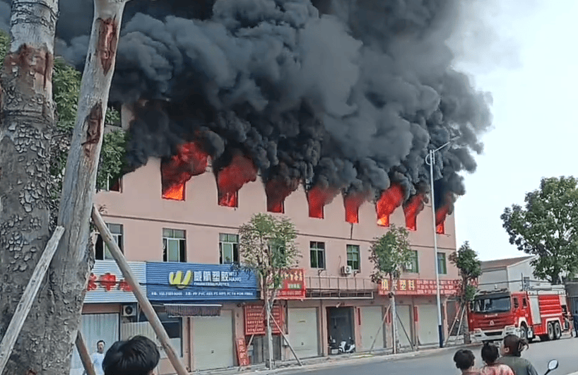 广东揭阳一厂房突发火灾疑有人跳窗逃生,消防:2人受伤2人失联_救援_人