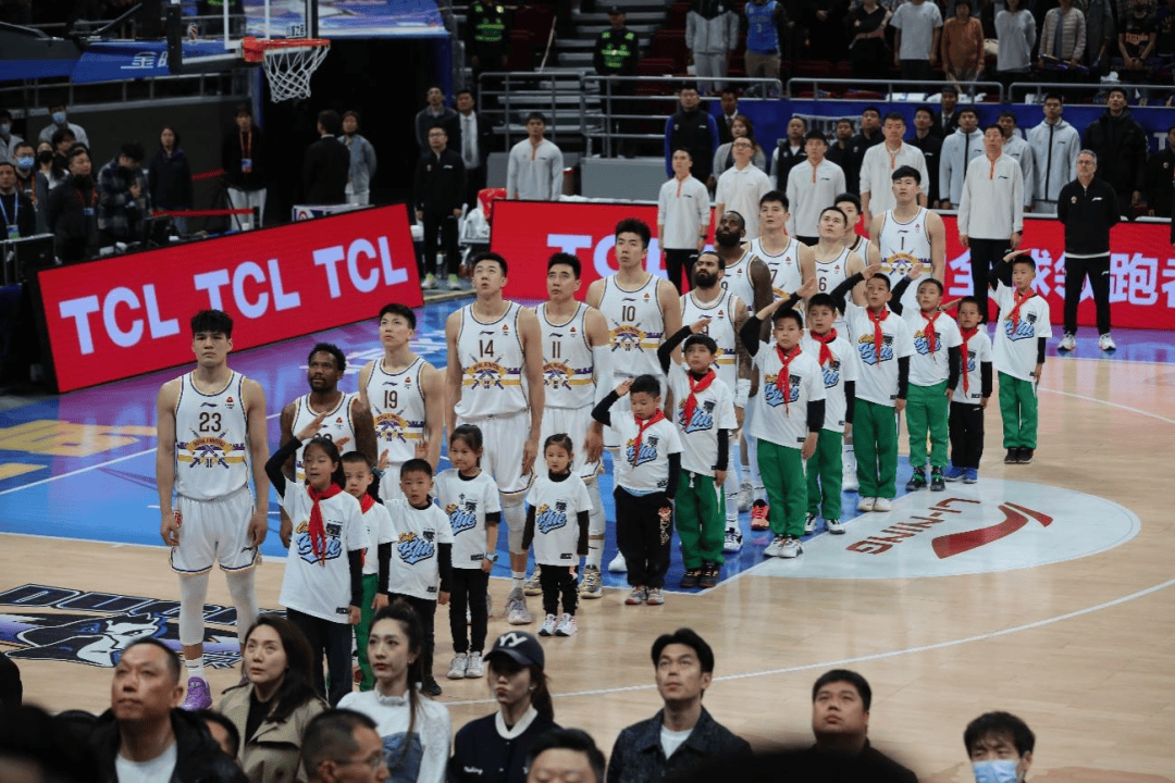 亮相顶级篮球联赛点燃成长高光时刻