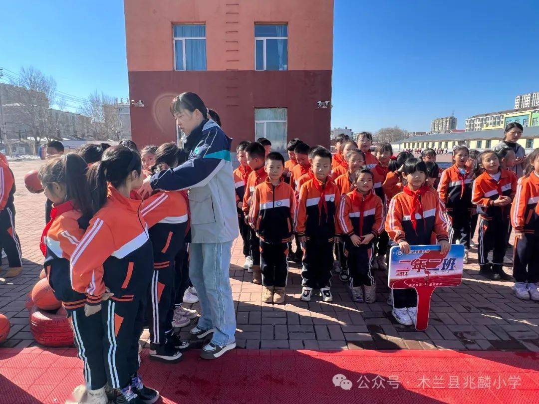 兆麟体育趣味运动展风采凝心聚力向未来兆麟小学体育节之二学年螃蟹背