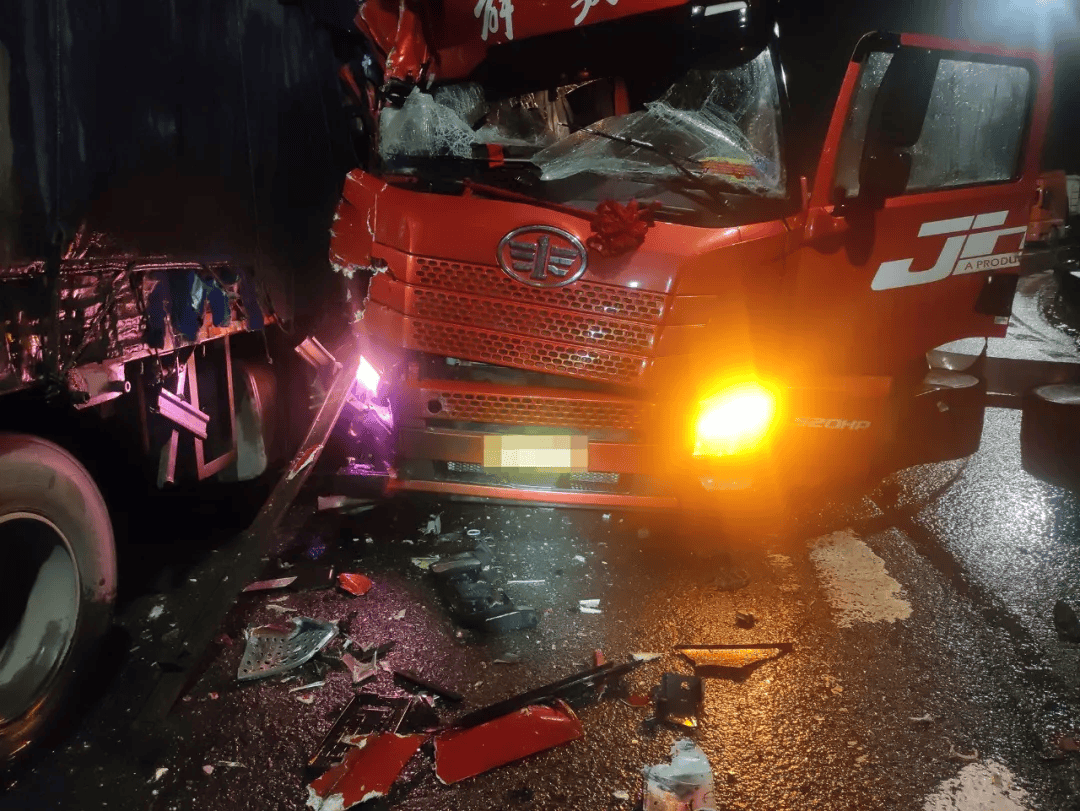 现场救援有人员被困遂昌妙高街道洋条岭路段发生车祸3月23日23时许