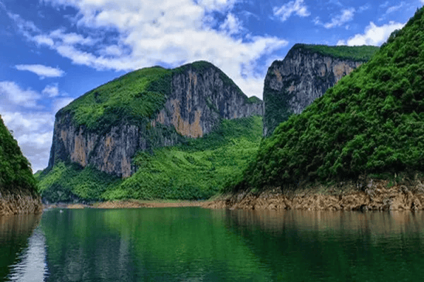 "她发源于鄂西利川市龙洞沟,流经恩施,长阳,巴东,在宜都市注入长江,全