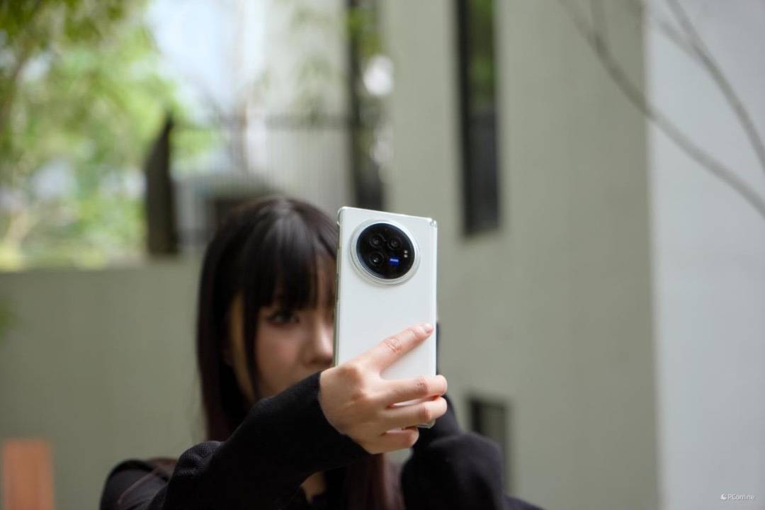 vivoxfold3体验轻如鸿毛薄如羽翼