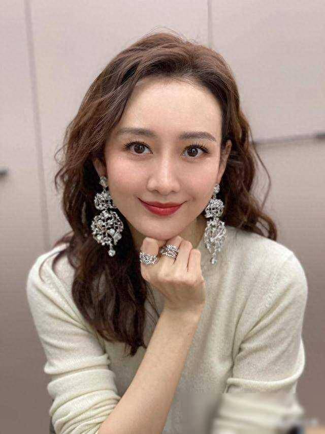 她的异性缘之好,似乎已成传说,就连主持界的才子撒贝宁也对她倾心不已