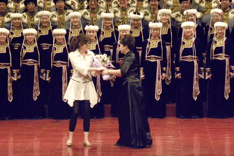 中国第一位蒙古族合唱指挥家娅伦格日勒