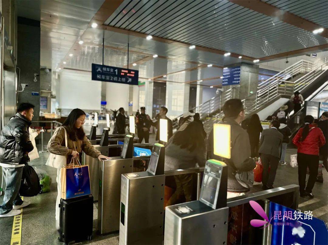 可从一侧的人工通道进站使用居民户口簿,护照等证件的旅客通过自助