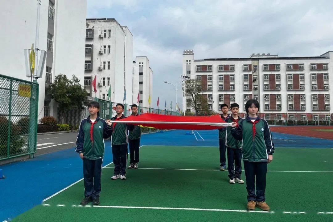 播种文明收获明天文峰小学部举行文明礼仪主题升旗仪式