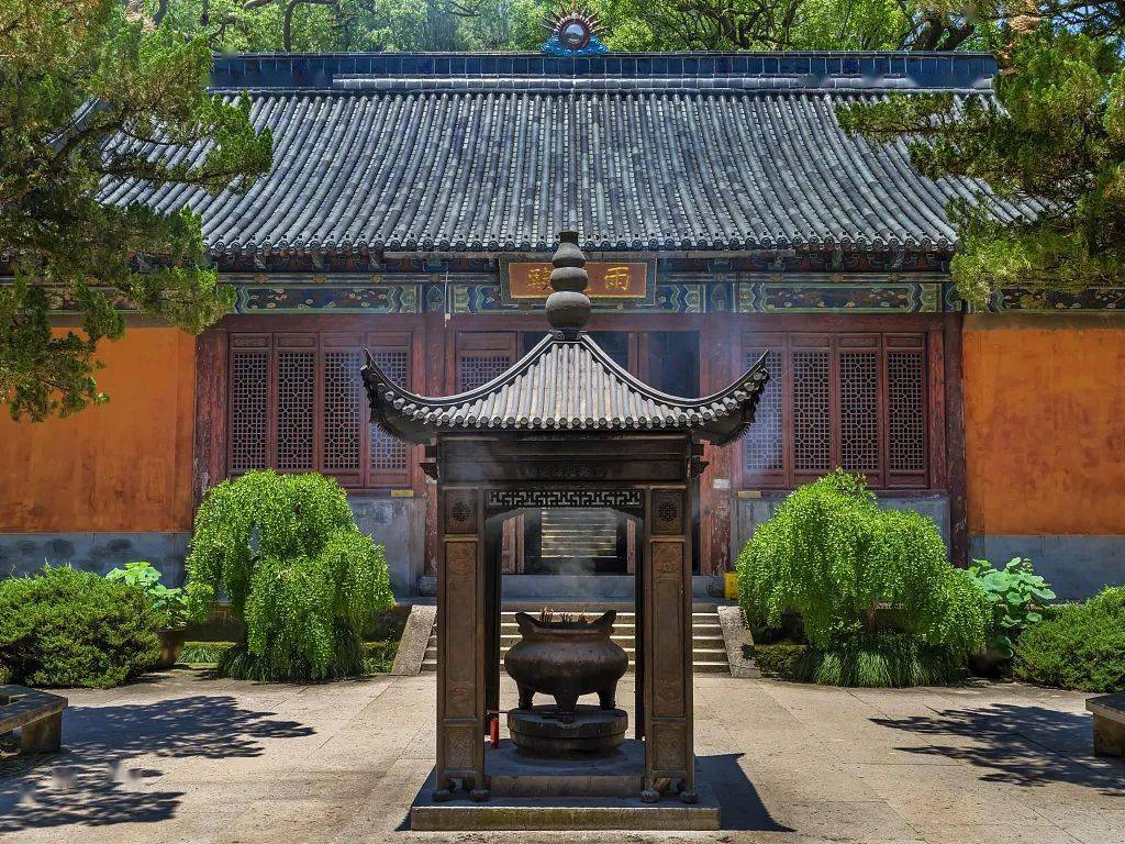 从隋塔旁从霞客古道上山,即可俯瞰国清寺全景,飞檐楼阁层层叠叠,其中