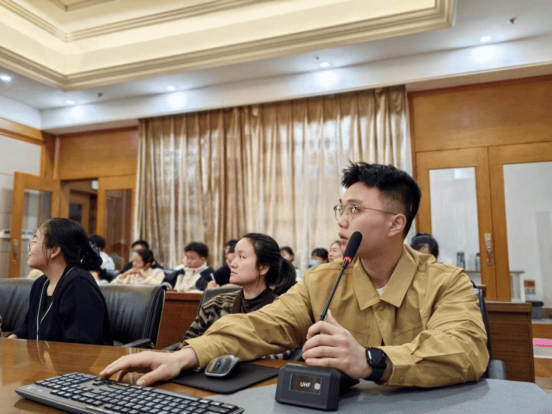 感染科2022级护培学员周春利分享了小说《云边有个小卖部》,作者