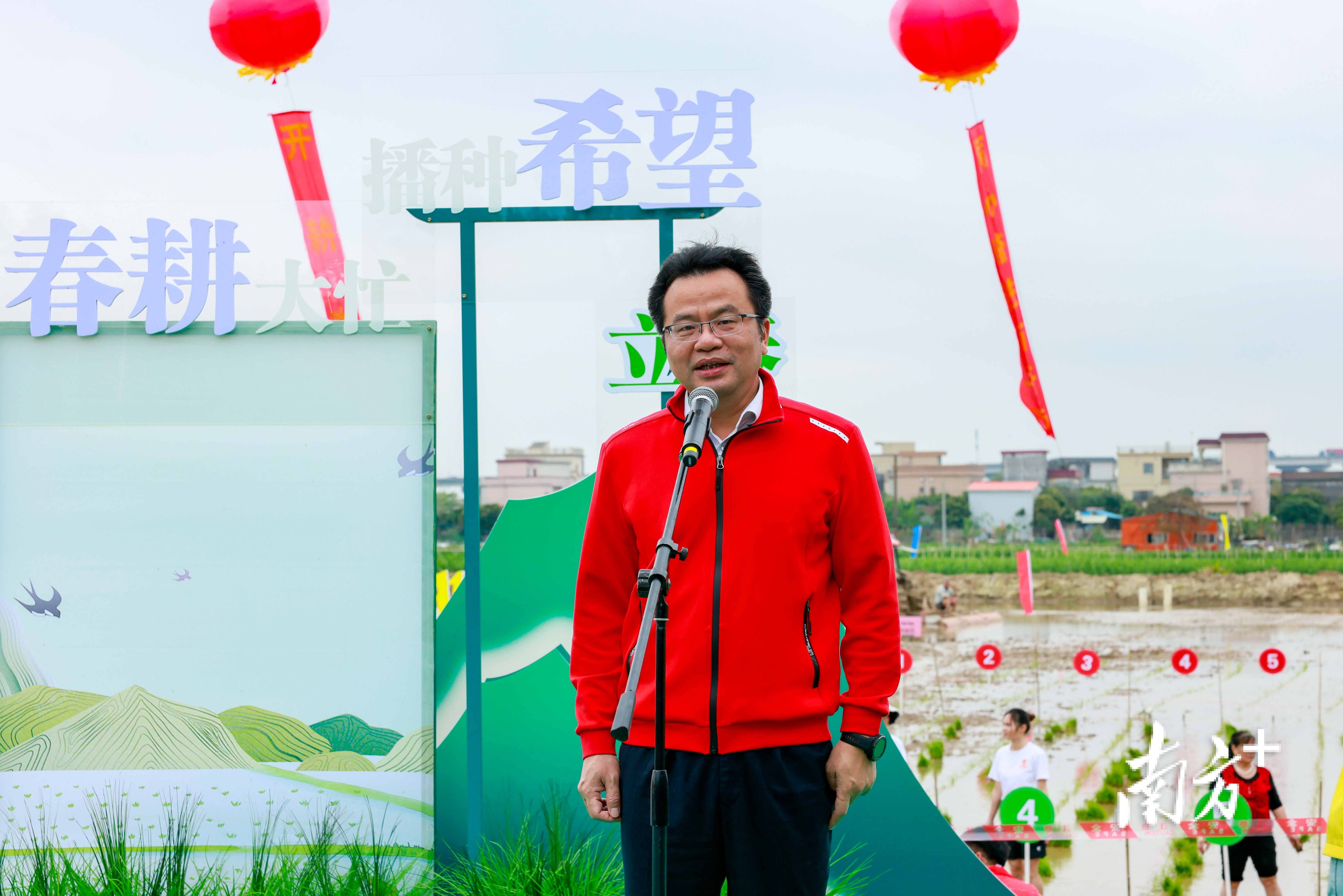 "3月27日,东凤镇党委书记邹小龙宣布:东凤镇"百千万工程"2024年开耕