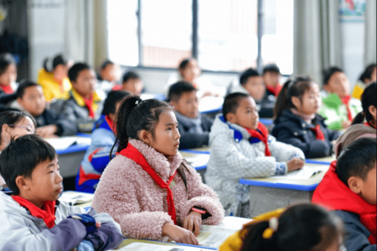 连日来,珠海香洲区石花路中学和十一中学就因为学区引来了争议.