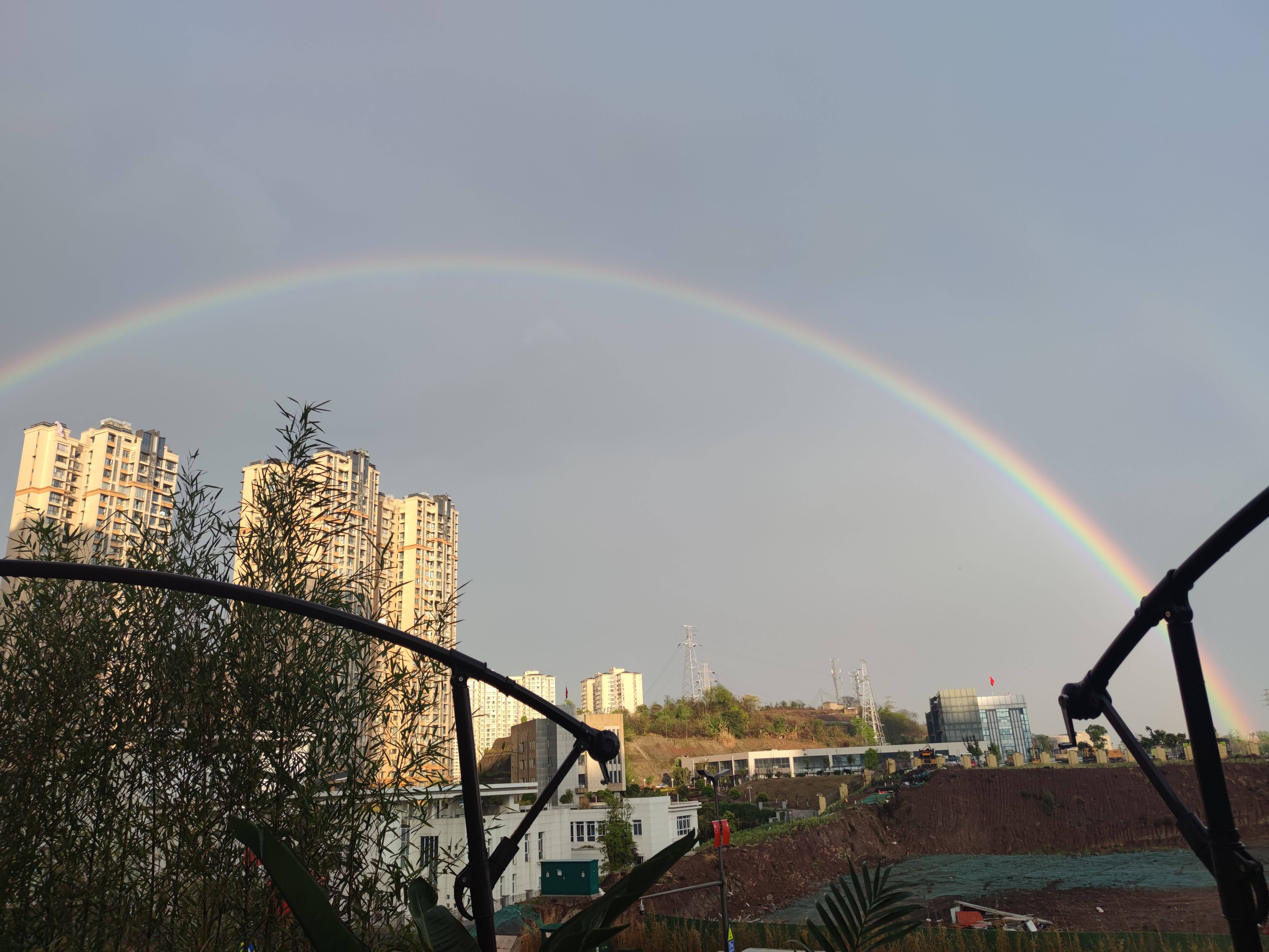 太美了!大雨过后,四川自贡惊现巨大彩虹