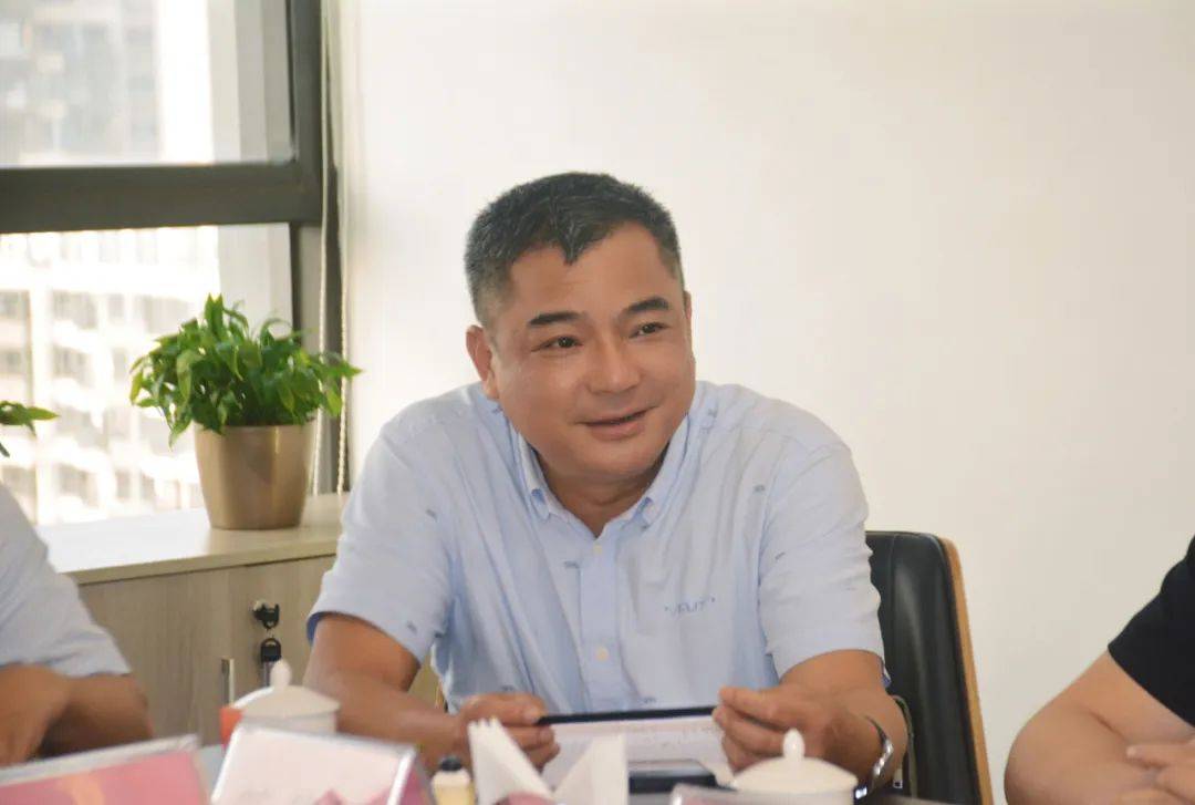监事 苏莹镖副会长 梁伟活动合影茂名市东信置业房地产开发有限公司