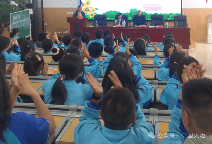 3月20日,西昌市关工委"五老"宣讲团到西昌市第一初级中学,开展"小手拉