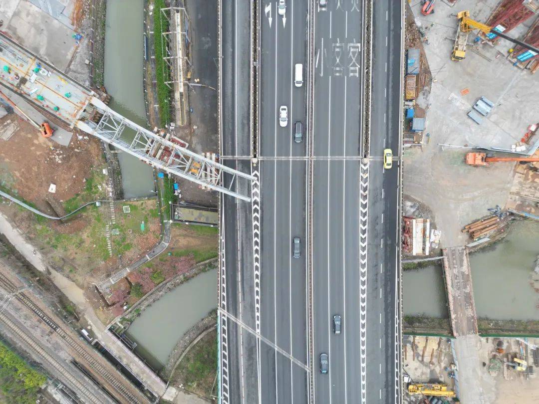 200吨钢箱梁在空中行走中建五洲参建的建宁西路过江通道b1标段c匝道