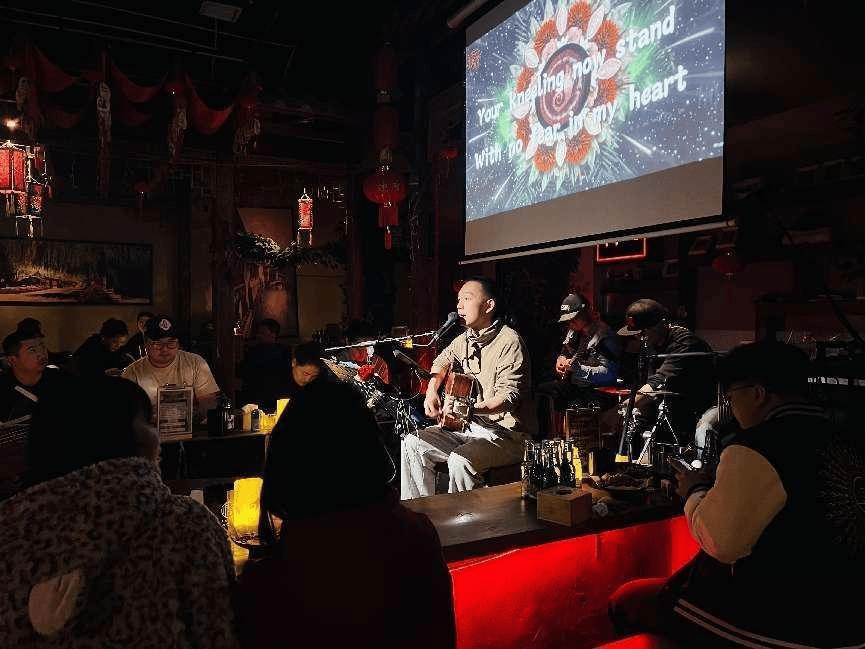 塘谣火塘民谣酒吧舞台演绎面对当前复杂多变的市场环境,塘谣不断调整