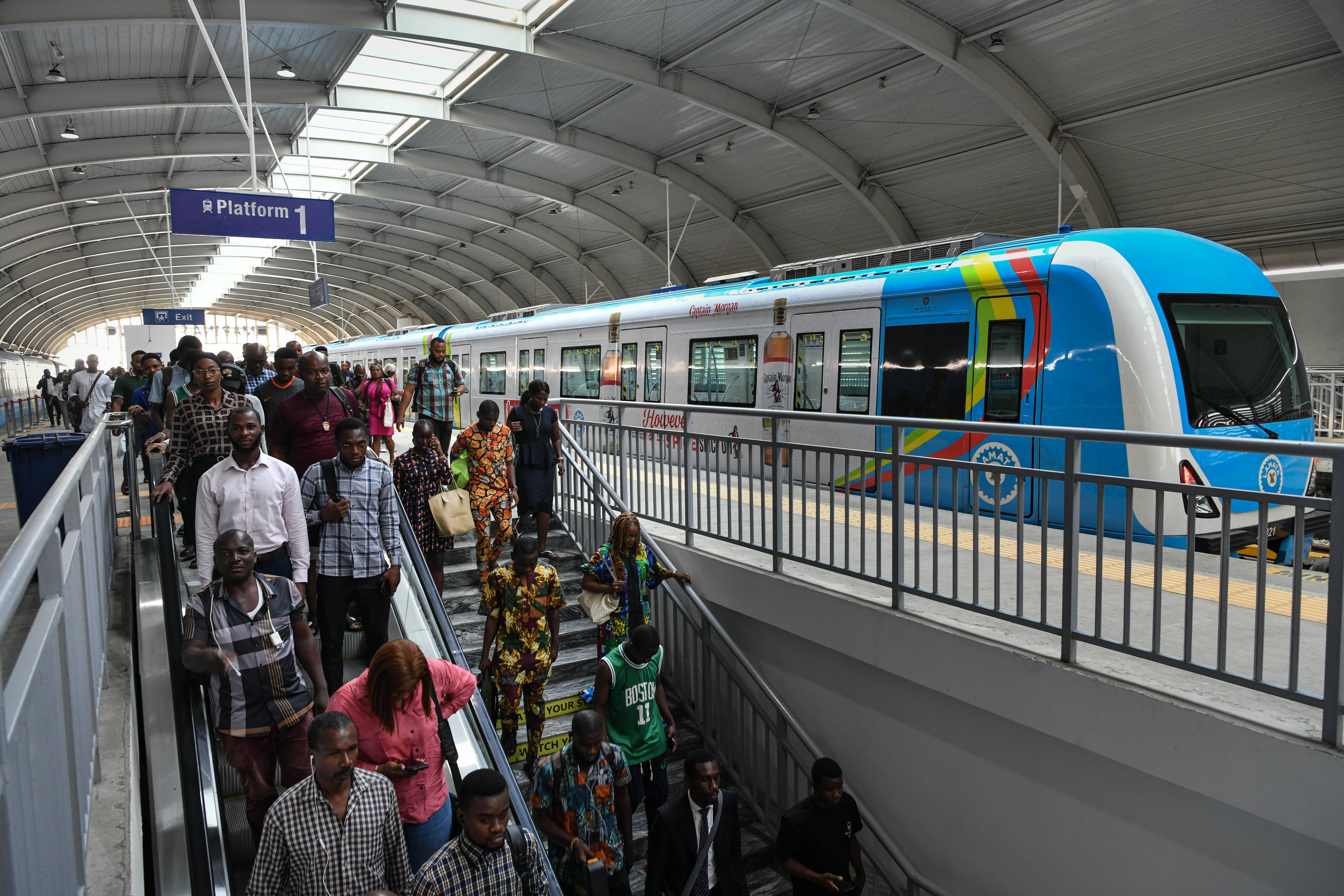 共话中国经济新机遇丨中企承建轻轨项目助力尼日利亚"拥堵之城"绿色